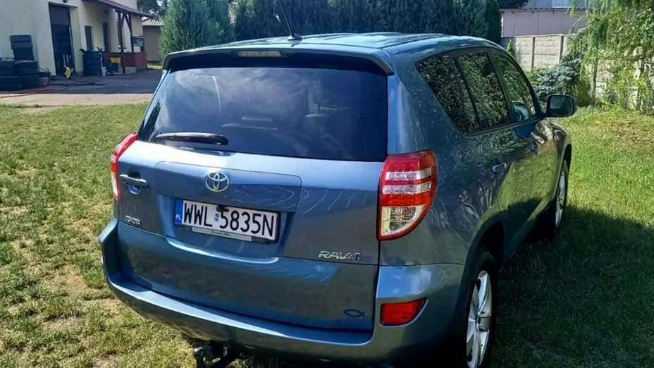 TOYOTA RAV4 -