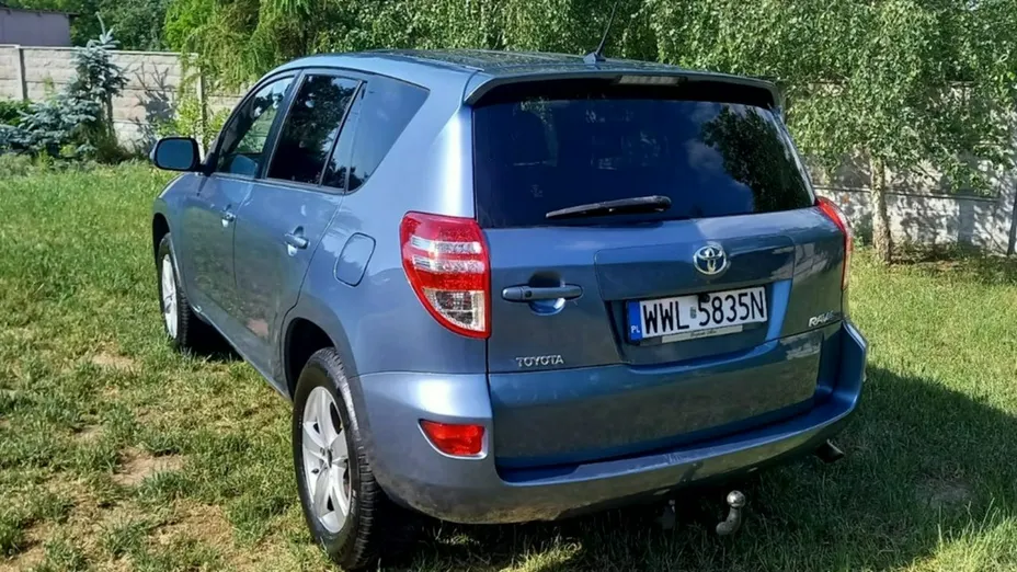 TOYOTA RAV4 -