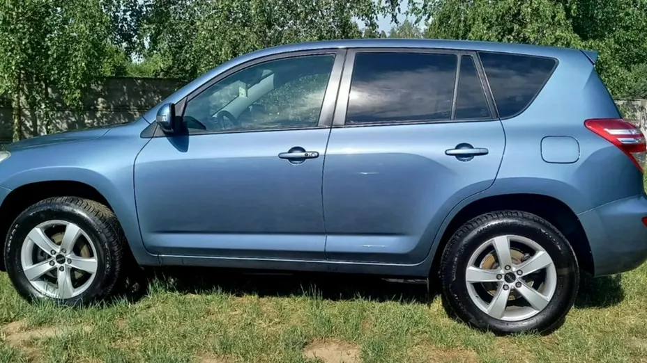 TOYOTA RAV4 -