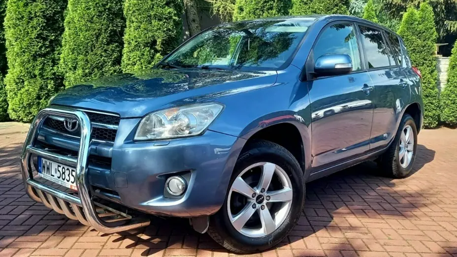 TOYOTA RAV4 -