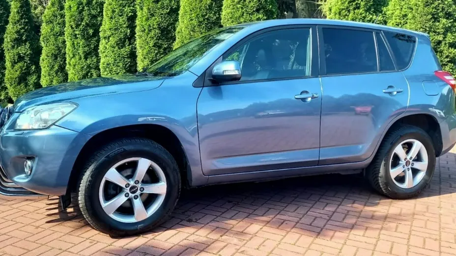 TOYOTA RAV4 -