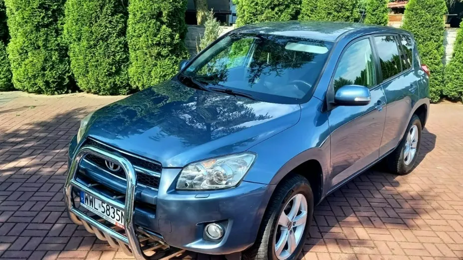 TOYOTA RAV4 -