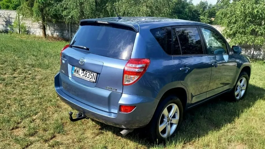 TOYOTA RAV4 -