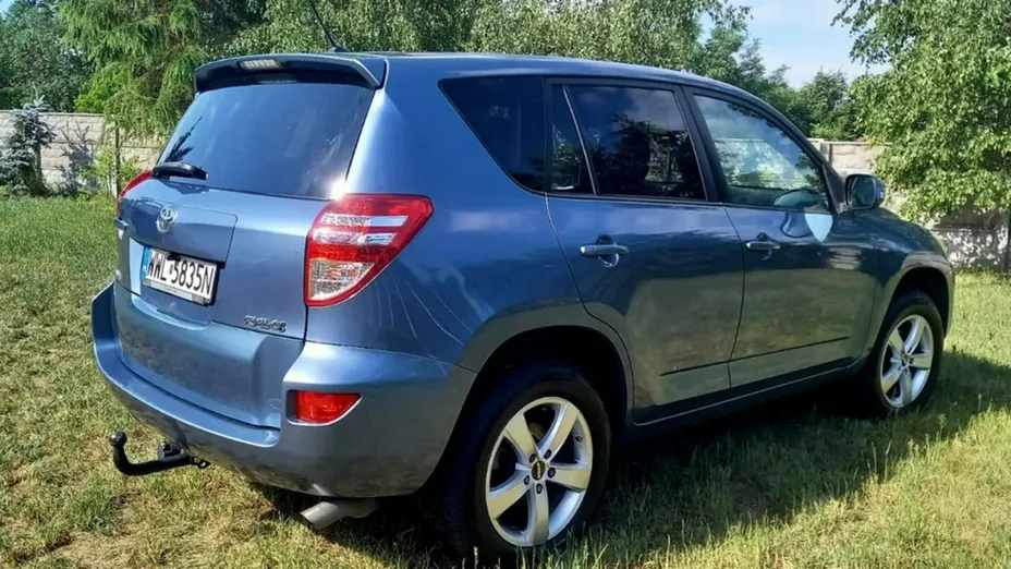 TOYOTA RAV4 -