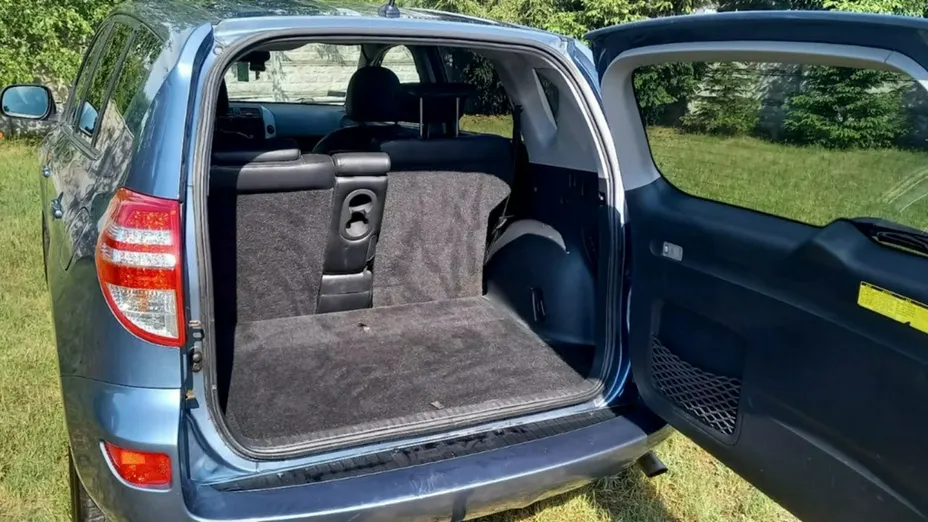 TOYOTA RAV4 -