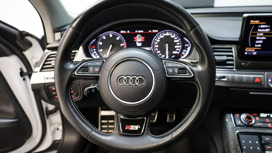 AUDI A8 -