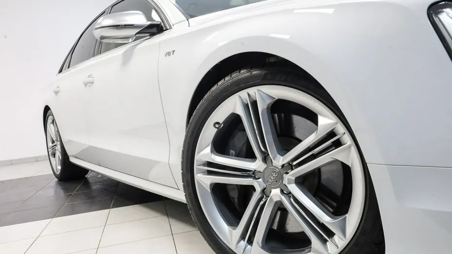AUDI A8 -