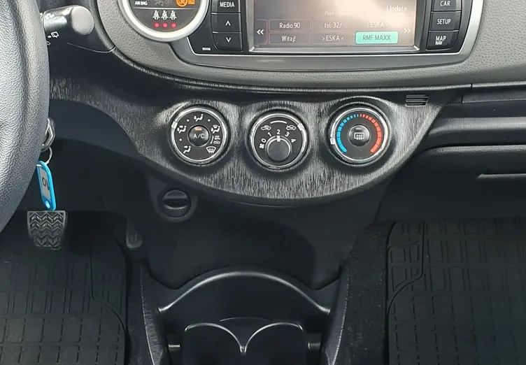 TOYOTA Yaris -