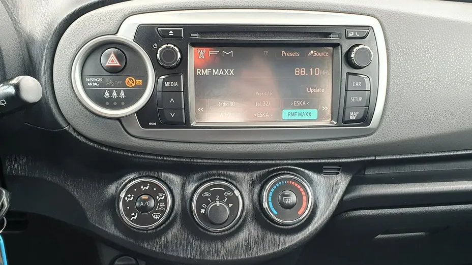 TOYOTA Yaris -