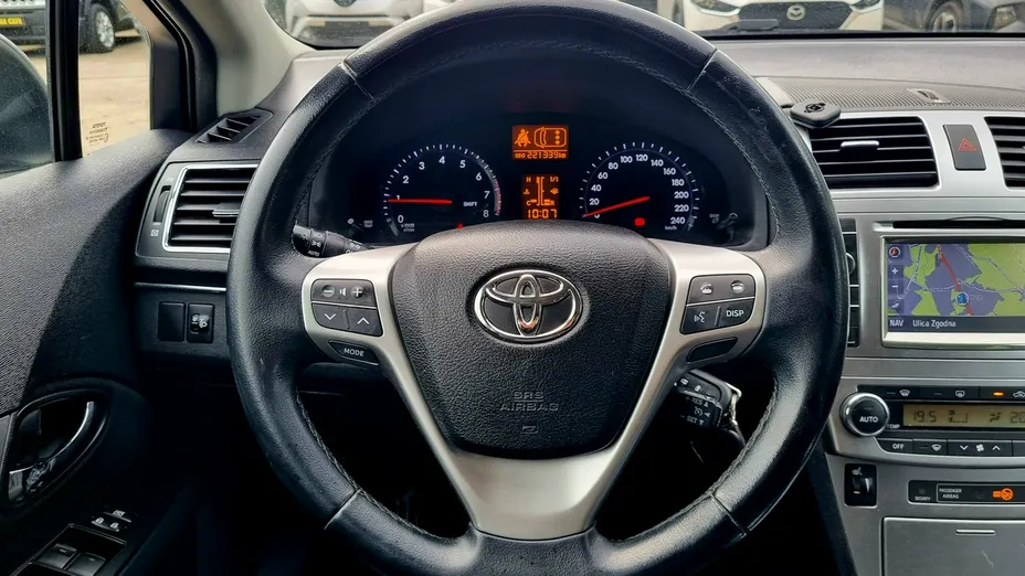 TOYOTA Avensis -