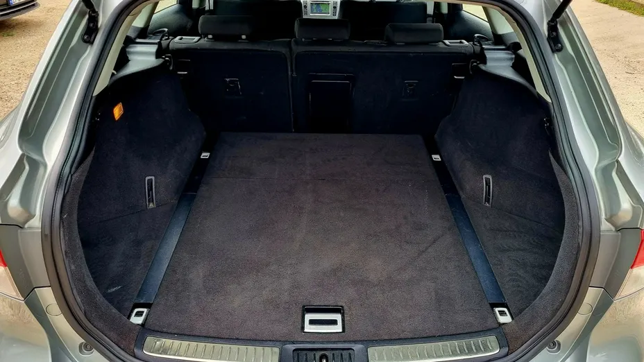 TOYOTA Avensis -