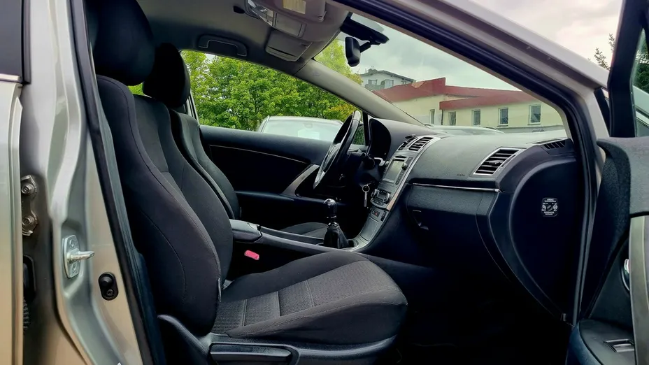 TOYOTA Avensis -
