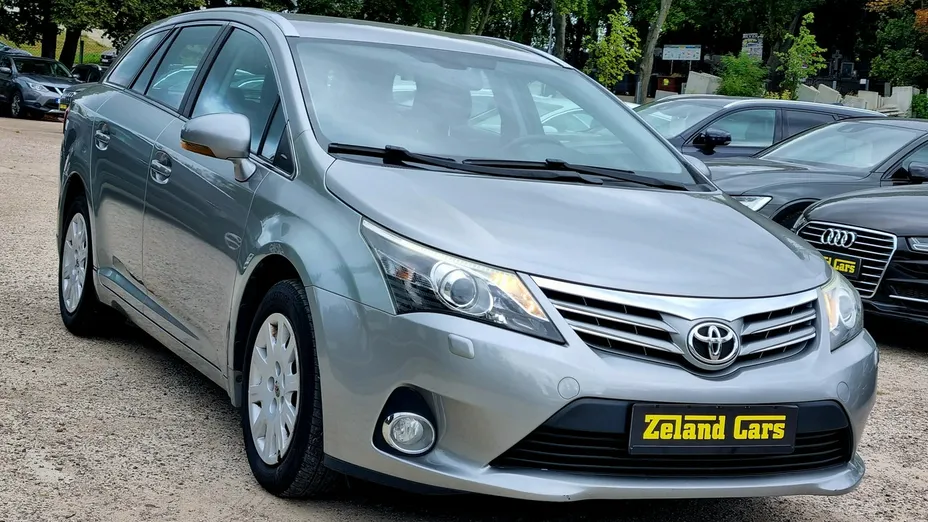 TOYOTA Avensis -