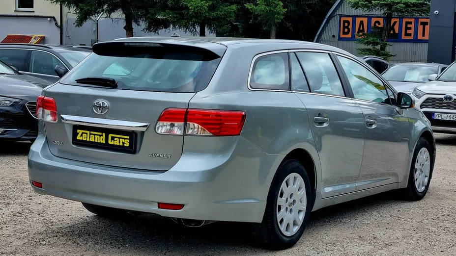 TOYOTA Avensis -