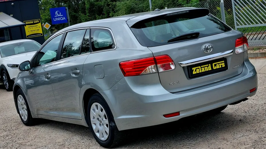 TOYOTA Avensis -