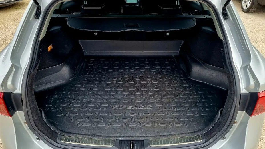 TOYOTA Avensis -