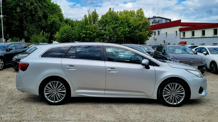 TOYOTA Avensis -