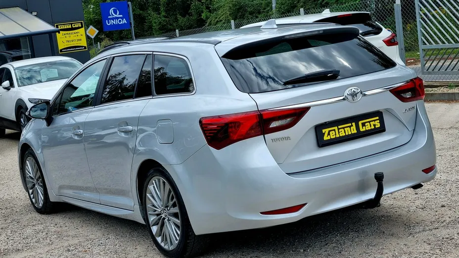 TOYOTA Avensis -