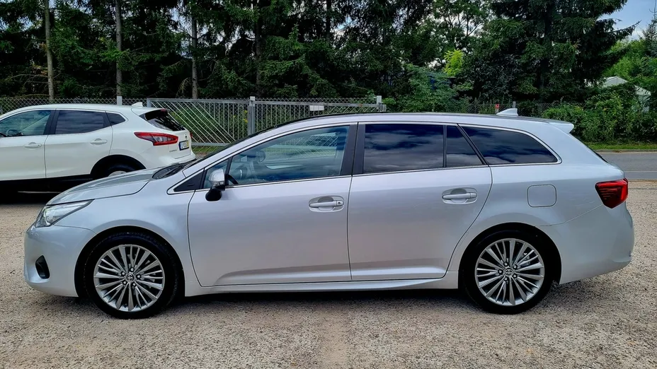 TOYOTA Avensis -