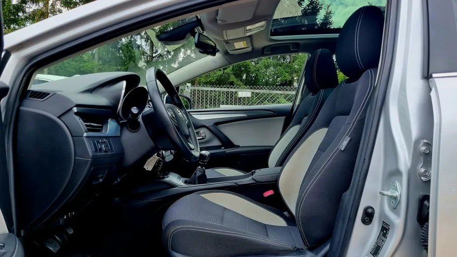 TOYOTA Avensis -