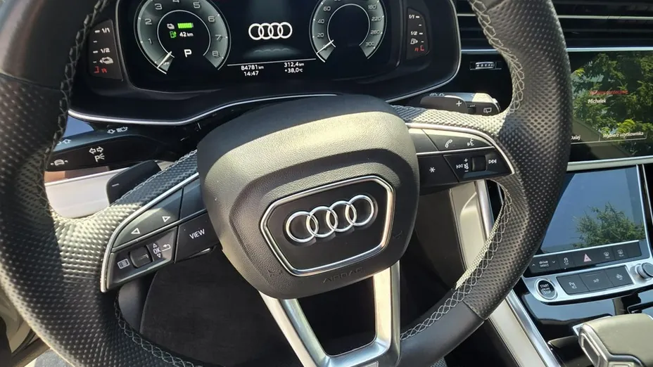 AUDI Q8 -