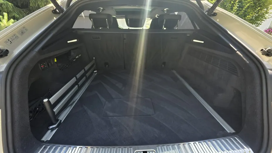 AUDI Q8 -