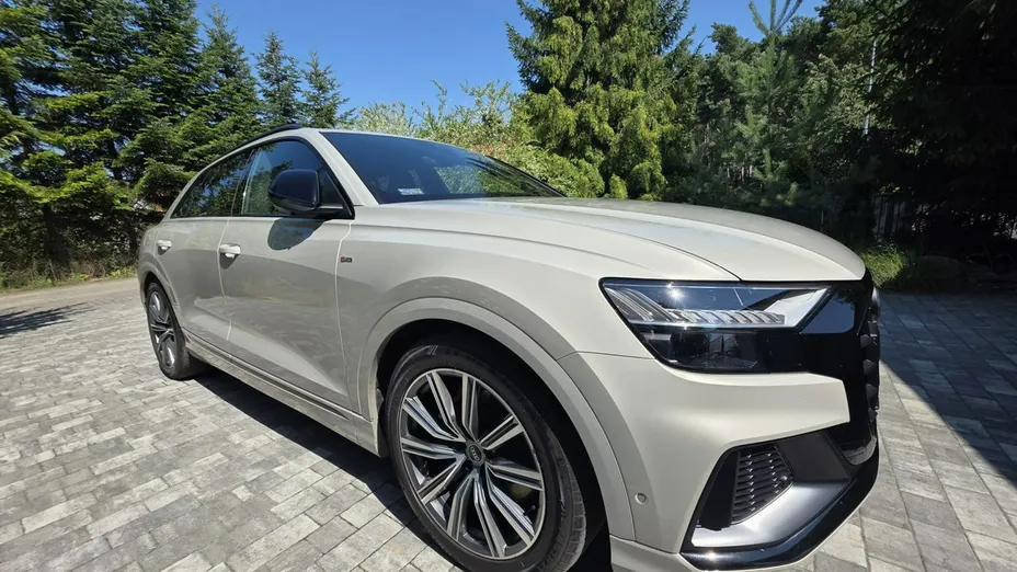 AUDI Q8 -
