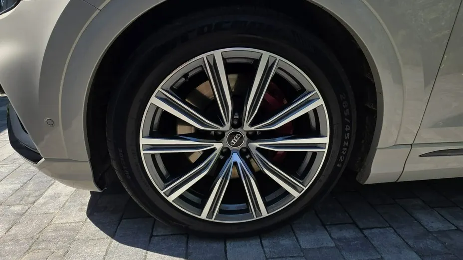 AUDI Q8 -