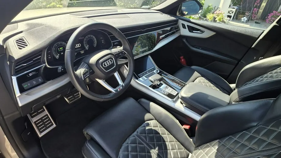AUDI Q8 -
