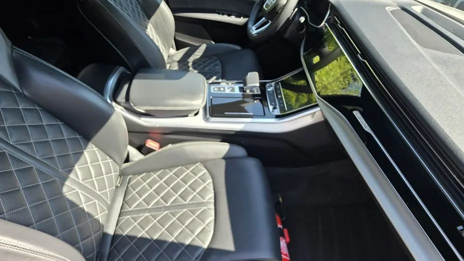 AUDI Q8 -