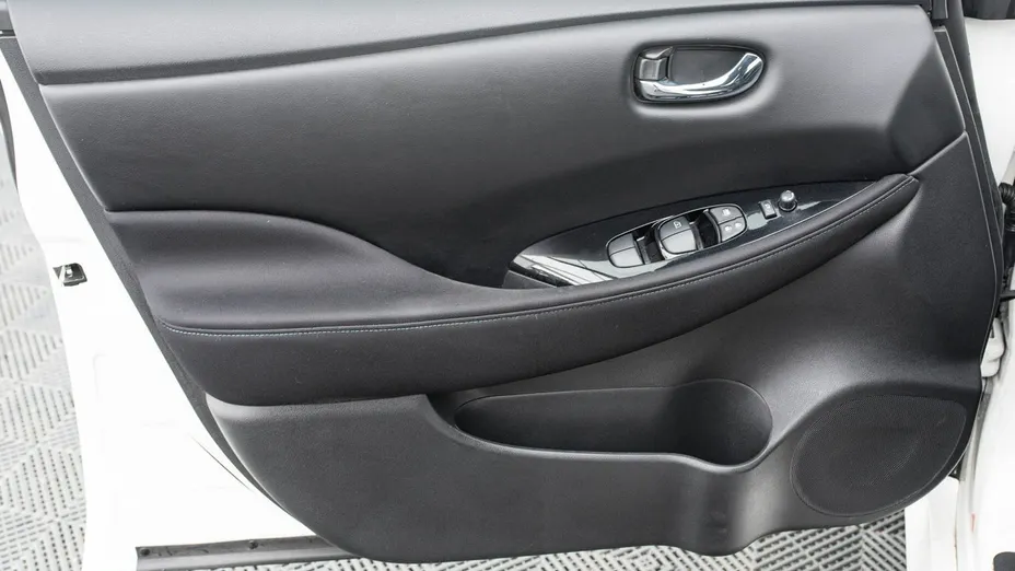 NISSAN Leaf -