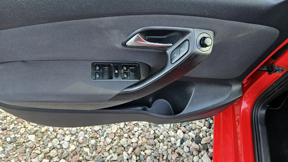 VOLKSWAGEN Polo -