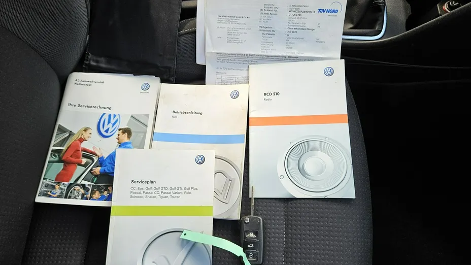 VOLKSWAGEN Polo -