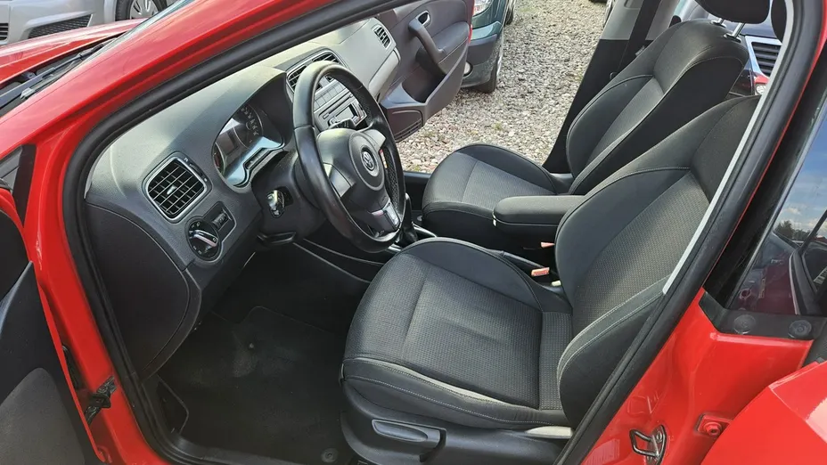 VOLKSWAGEN Polo -