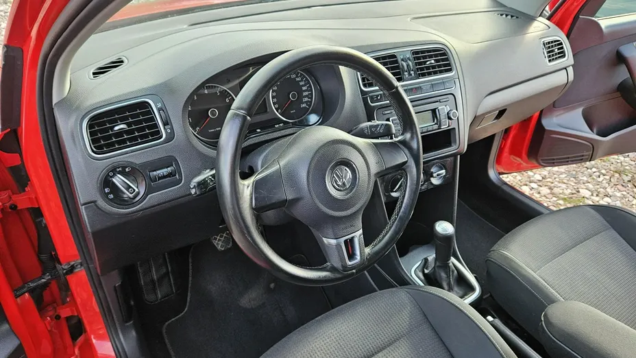VOLKSWAGEN Polo -