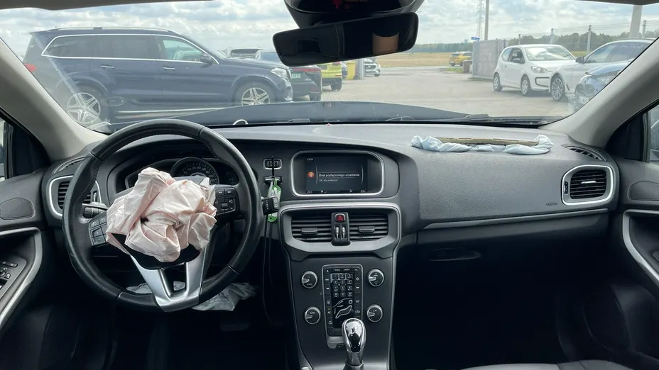 VOLVO V40 -