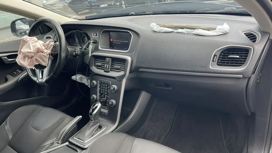 VOLVO V40 -