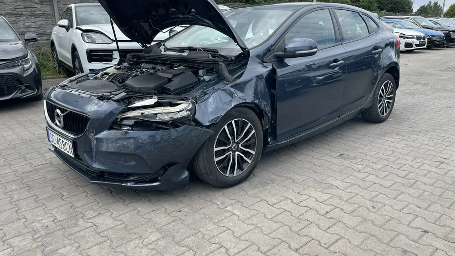VOLVO V40 -