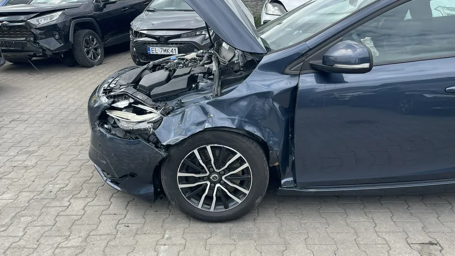 VOLVO V40 -