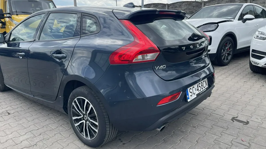 VOLVO V40 -