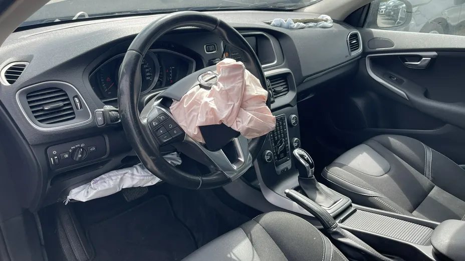 VOLVO V40 -