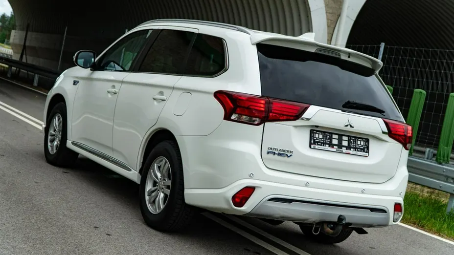 MITSUBISHI Outlander -