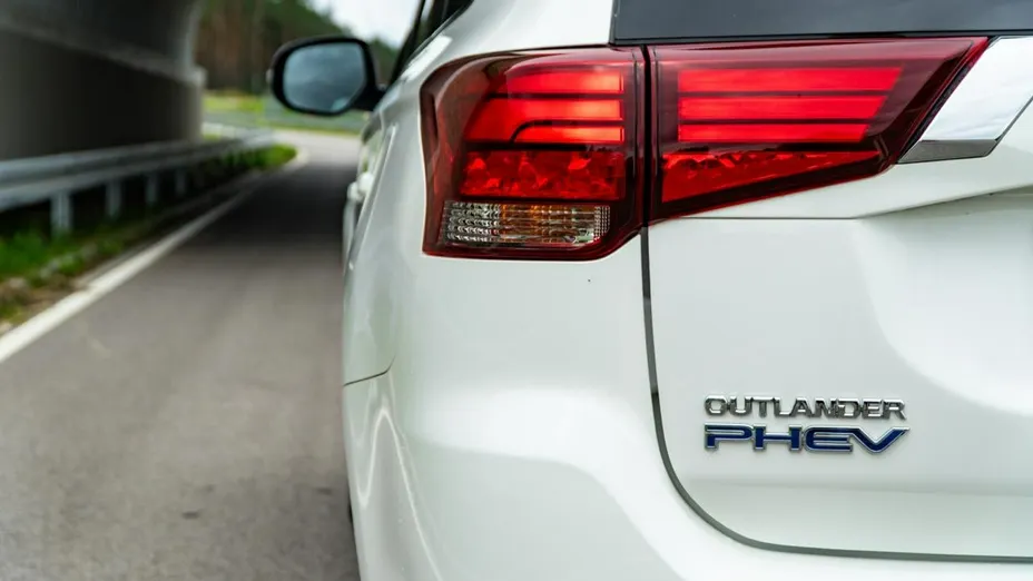 MITSUBISHI Outlander -