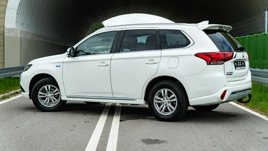 MITSUBISHI Outlander -