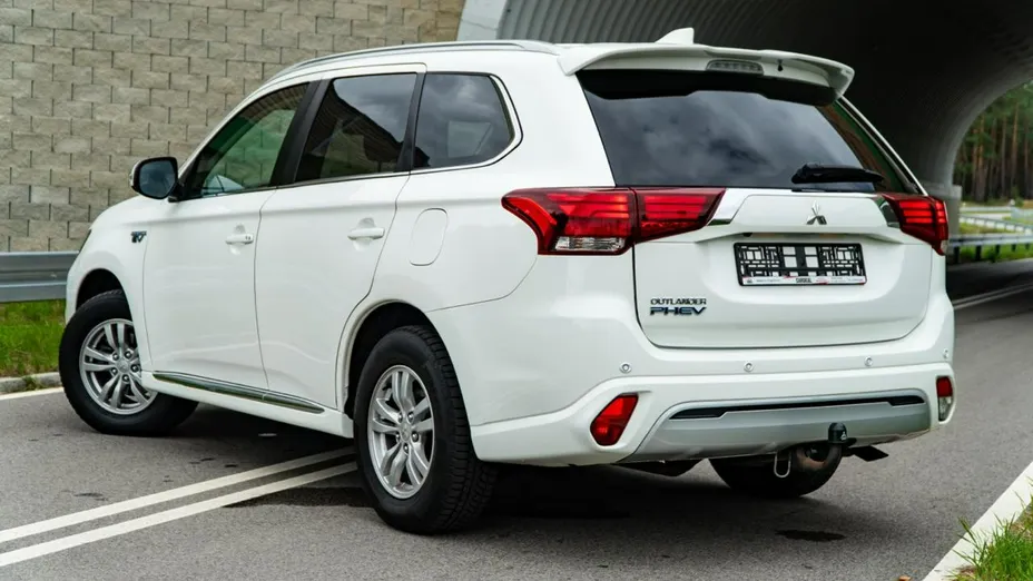 MITSUBISHI Outlander -