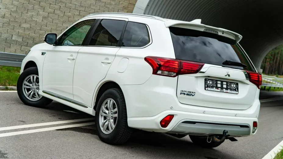 MITSUBISHI Outlander -