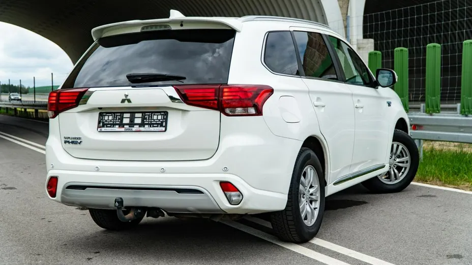 MITSUBISHI Outlander -