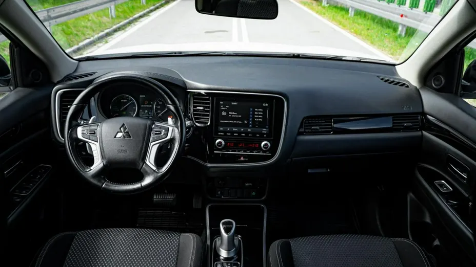 MITSUBISHI Outlander -