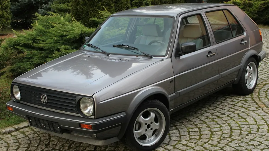VOLKSWAGEN Golf -