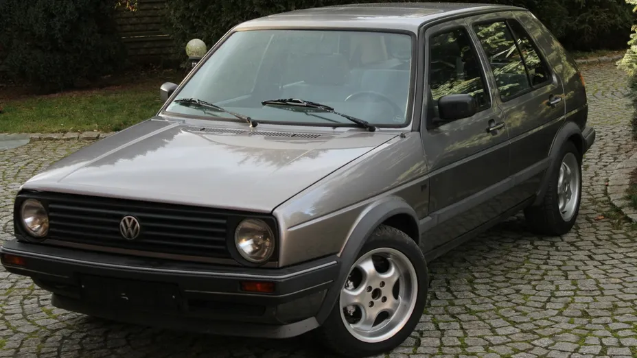 VOLKSWAGEN Golf -